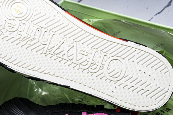 C/O​ SNEAKERS CO-038