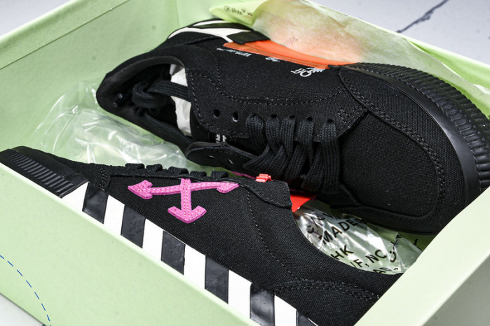 C/O​ SNEAKERS CO-038