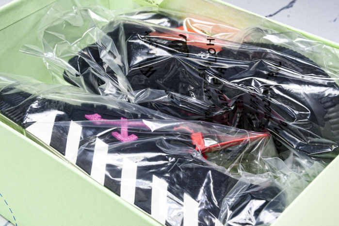 C/O​ SNEAKERS CO-038