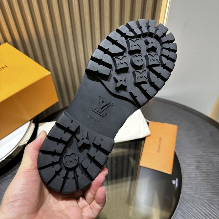 L**V**T* BOOTS LVTBS-042